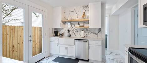 Réfrigérateur, micro-ondes, four, plaque de cuisson