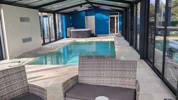 Piscine couverte, piscine chauffée, chaises longues