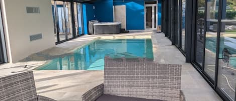 Piscine intérieure, piscine chauffée, chaises longues