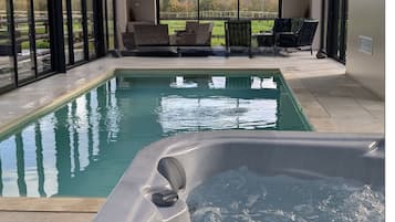 Piscine couverte, piscine chauffée, chaises longues