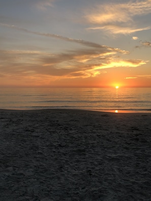 Una playa cerca, sillas reclinables de playa, toallas de playa