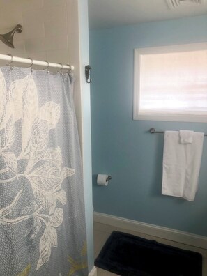 Een douche,  milieuvriendelijk toiletgerief, een haardroger, handdoeken