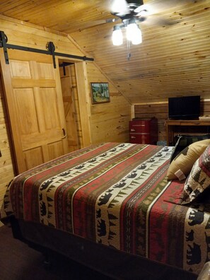 3 bedrooms, iron/ironing board, free WiFi, bed sheets - Rustic log cabin in the woods with great sunset views (Chester)