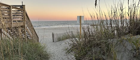 بالقرب من الشاطئ، كراسي للتشمس، مناشف للشاطئ