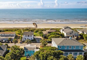 Beach nearby, sun-loungers, beach towels - Ocean view 2BR • Deck + Parking • 100 Ft to Beach •  Walk to Dining & Nightlife (Folly Beach)