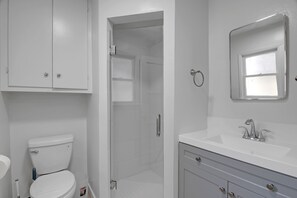 Douche, serviettes fournies, papier toilette