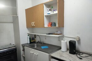 Refrigerador, microondas, horno y tetera eléctrica 