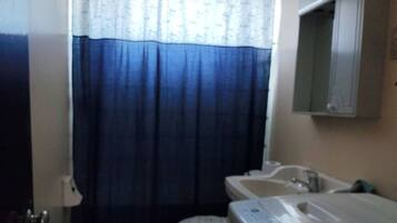 Baignoire, serviettes fournies, savon, papier toilette