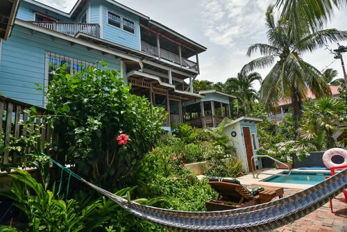 In the heart of West End, Roatan - Mariposa Lodge - Unit 6