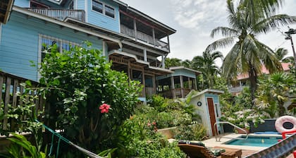 In the heart of West End, Roatan - Mariposa Lodge - Unit 6