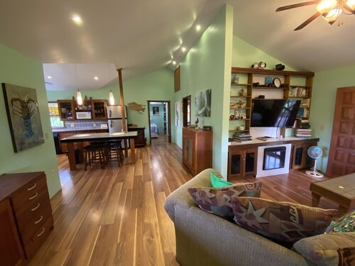 In the heart of West End, Roatan - Mariposa Lodge - Unit 6