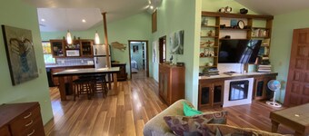In the heart of West End, Roatan - Mariposa Lodge - Unit 6