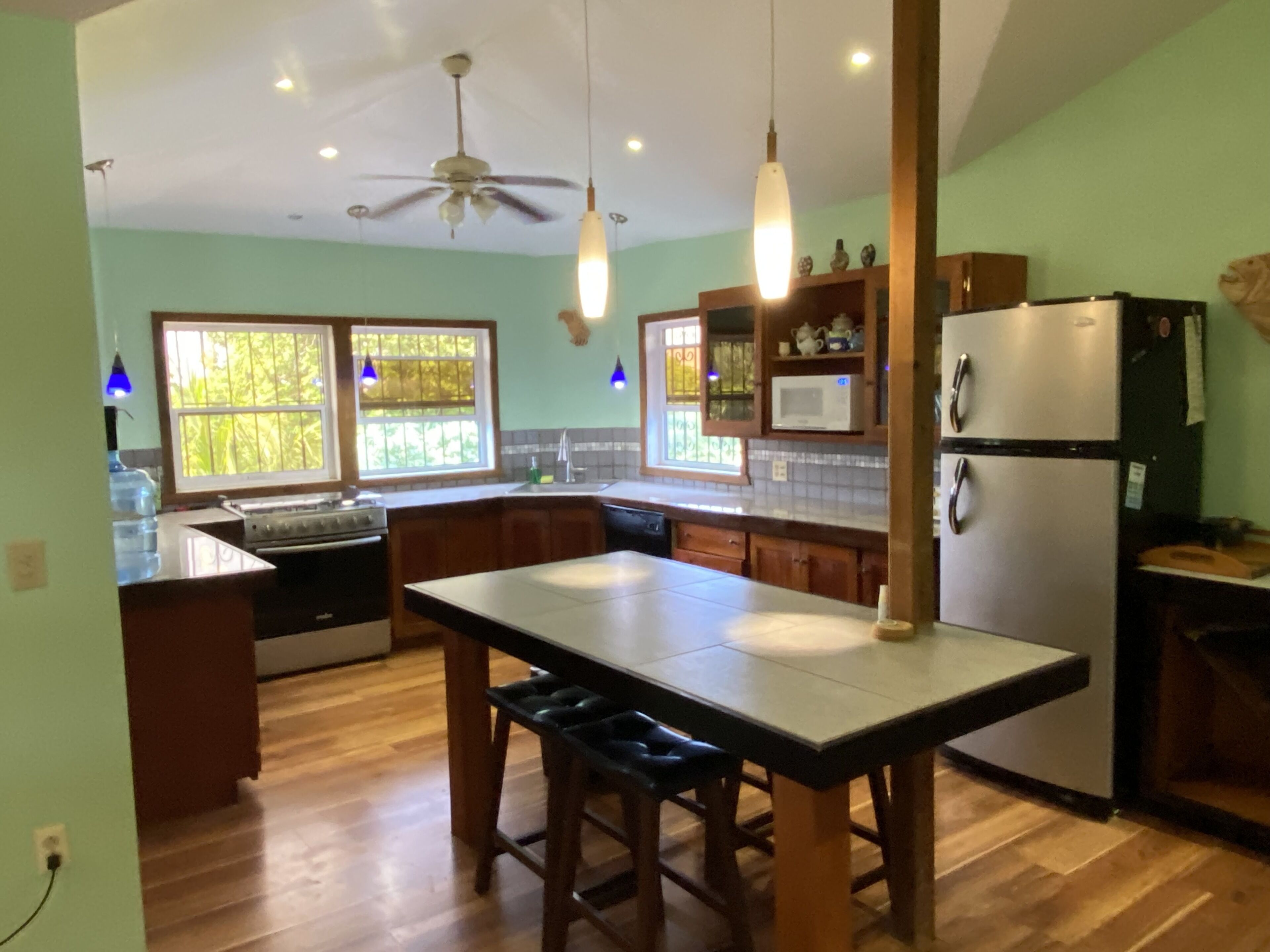 Jääkaappi, mikroaaltouuni, uuni, liesi