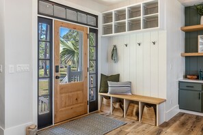 Interior - Coastal Carolina Cottage- Oceanfront sleeps 20! (Daufuskie Island)