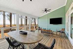 Outdoor dining - Coastal Carolina Cottage-Oceanfront with Golf Cart (Daufuskie Island)