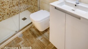 Un baño con ducha, inodoro y lavamanos.