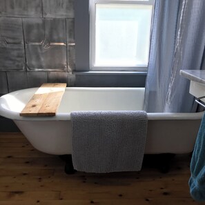 Combined shower/bathtub, hair dryer, towels, soap