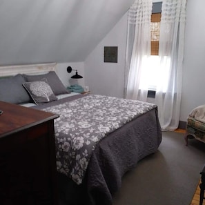 3 bedrooms, desk, iron/ironing board, travel cot