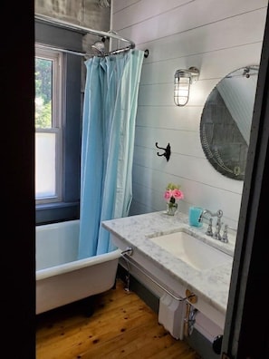 Ensemble douche/baignoire, sèche-cheveux, serviettes fournies, savon