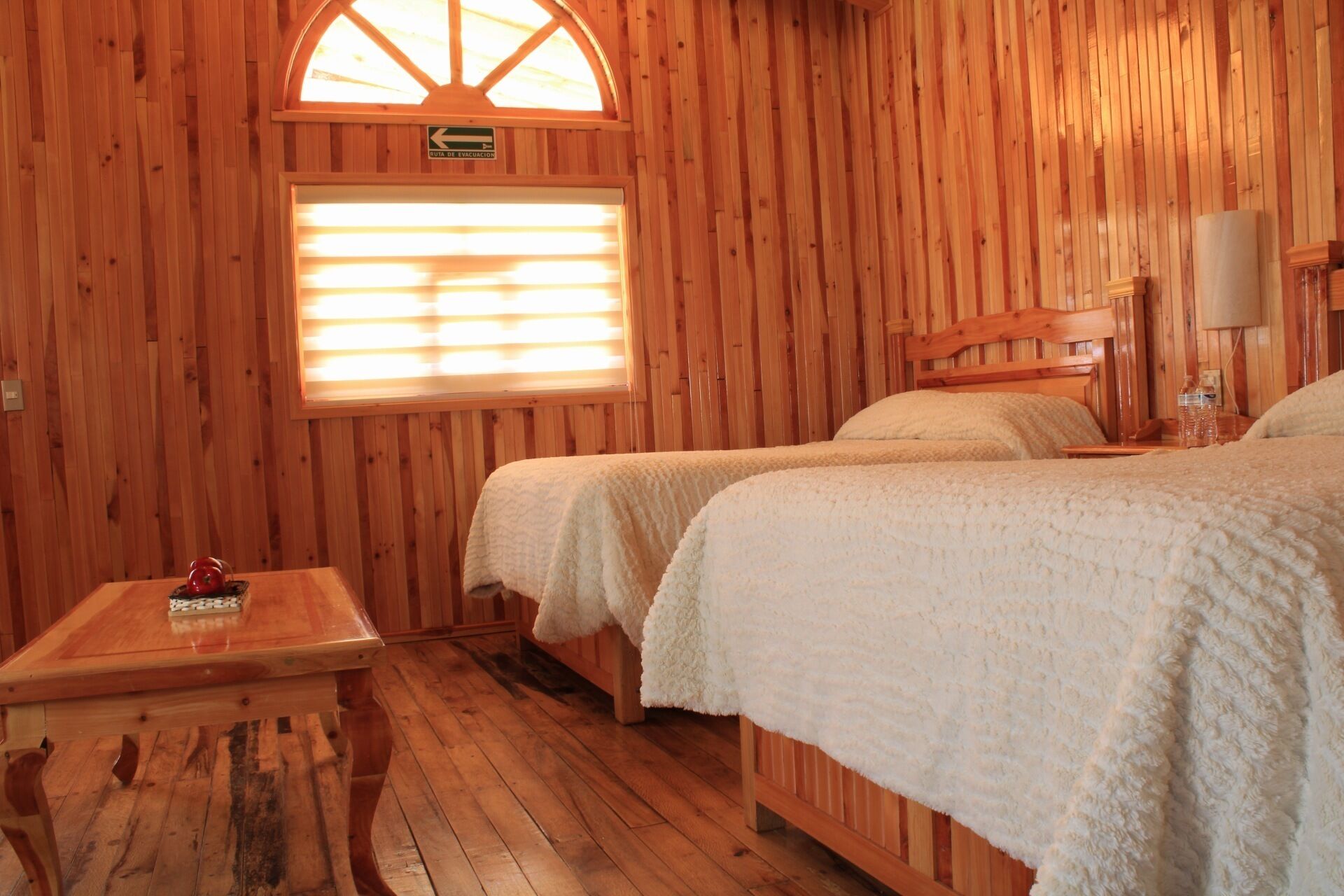 Cabaña tradicional | Ropa de cama de alta calidad, edredón y cortinas blackout 