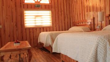 Cabaña tradicional | Ropa de cama de alta calidad, edredón y cortinas blackout