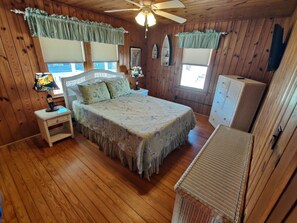 6 bedrooms, desk, iron/ironing board, free WiFi - Salty Snouts Retreat, Pet Friendly Home With Fire Pit in Holden Beach, NC (Holden Beach)