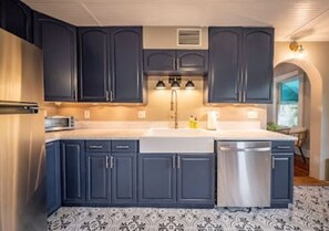 Frigorifero, microonde, forno, piano cottura