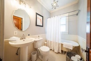Combined shower/bathtub, eco-friendly toiletries, hair dryer, towels