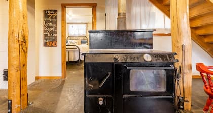 Off-grid farm stay with million-dollar mountain views!