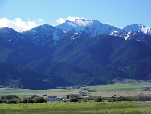 Solar powered farm stay near wild hotsprings!