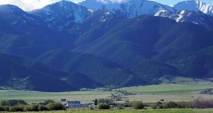 Solar powered farm stay near wild hotsprings!