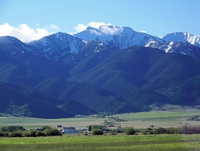 Solar powered farm stay near wild hotsprings!