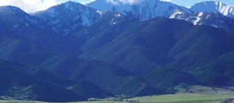 Solar powered farm stay near wild hotsprings!