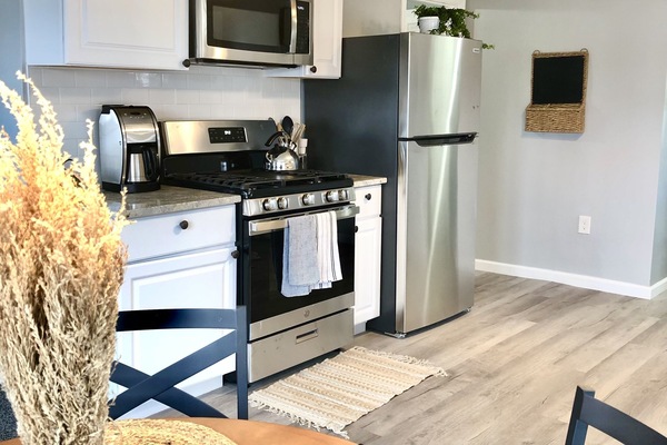 Kylskåp, mikrovågsugn, ugn och spishäll