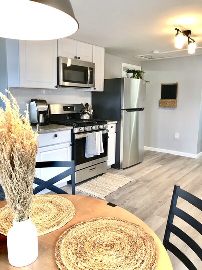 Cozy lakeside cottage near Downtown