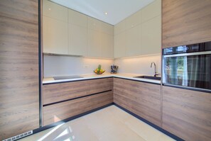 Kühlschrank, Ofen, Herdplatte, Geschirrspüler