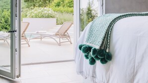 Habitación con vistas a una piscina y zona de estar exterior.