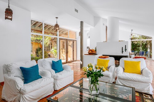 Malibu West w Private Beach Club access, steps from the beach and market