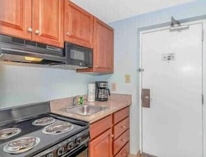 Coffee/tea maker, fridge, microwave, oven