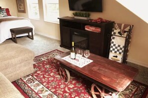 Smart TV, caminetto, libri