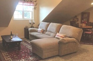 Smart TV, caminetto, libri