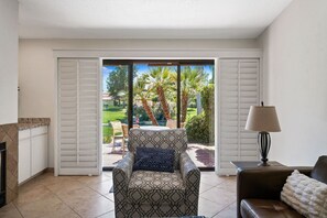 Smart TV, caminetto, tavolo da ping pong, libri