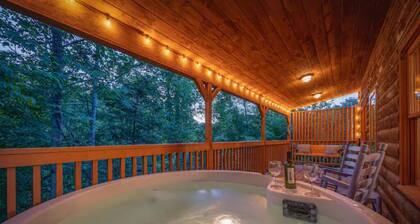 ⭐Family Cabin near Attractions w/ Hot Tub, Arcade, Games, 65" TV, 2 King Beds ⭐