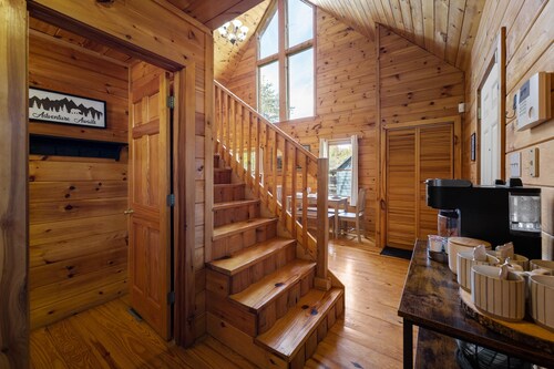 ⭐Family Cabin near Attractions w/ Hot Tub, Arcade, Games, 65" TV, 2 King Beds ⭐