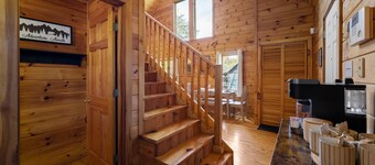 ⭐Family Cabin near Attractions w/ Hot Tub, Arcade, Games, 65" TV, 2 King Beds ⭐