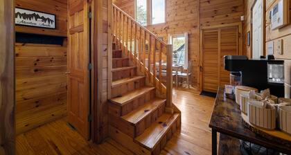 ⭐Family Cabin near Attractions w/ Hot Tub, Arcade, Games, 65" TV, 2 King Beds ⭐