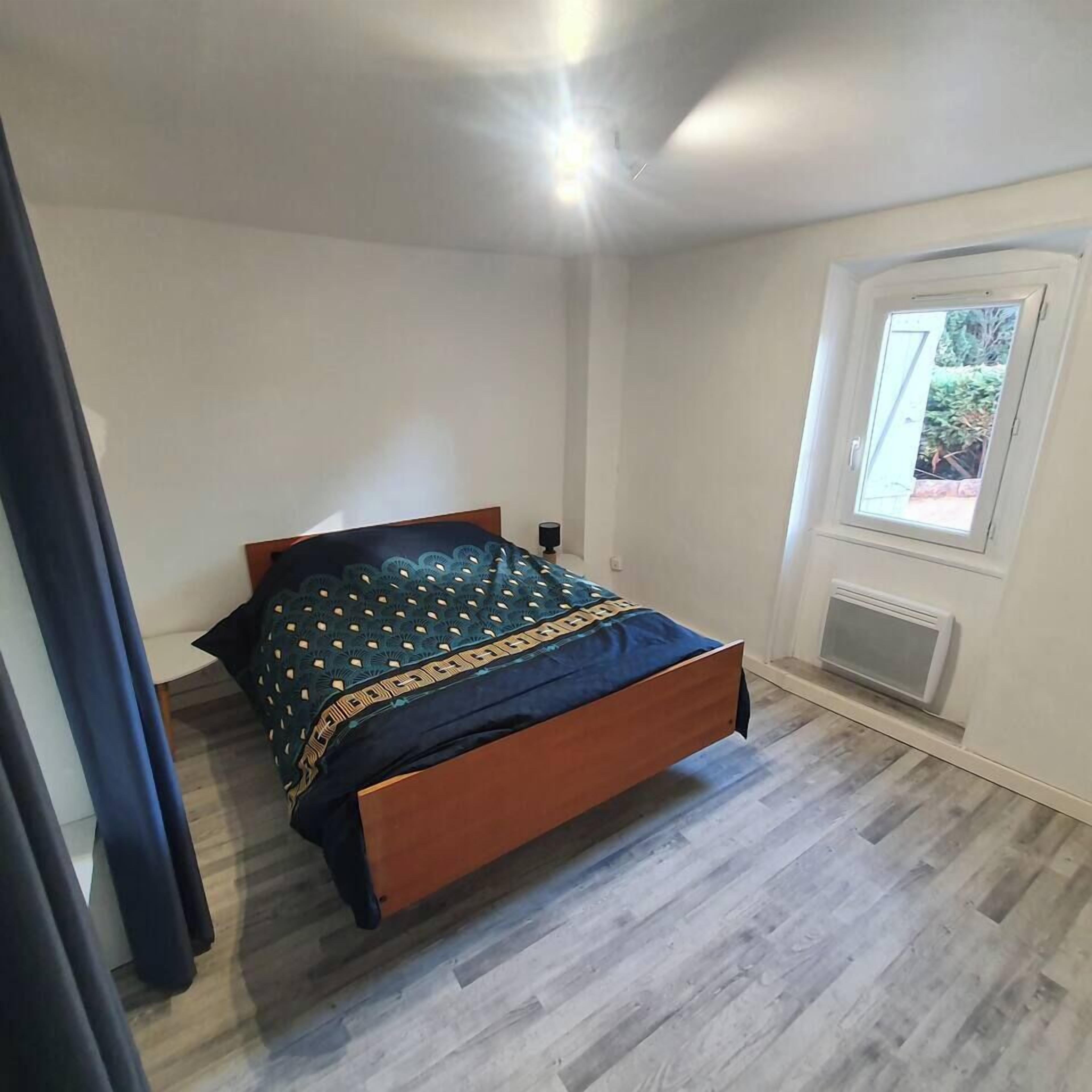 2 soverom, strykejern/-brett, reiseseng for barn og internettilgang