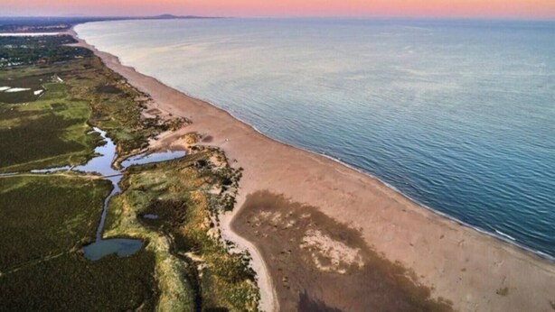 An aerial view of a coastal area with a beach, water bodies, and green land. - Pleasant house 4/6 persons free parking (Sauvian)