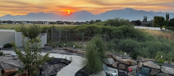 Cozy Mountain-View Haven / Full Kitchen / Hot Tub / Easy SLC & Ski Access