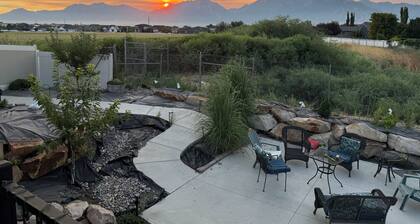 Cozy Mountain-View Haven / Full Kitchen / Hot Tub / Easy SLC & Ski Access